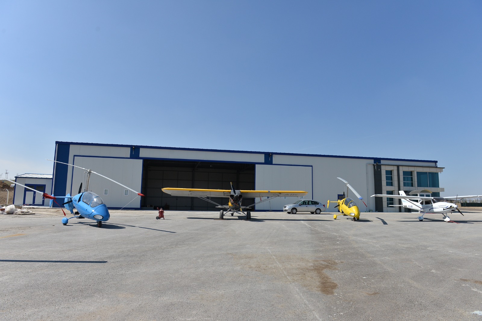 Hangar önünde uçuş okulu filosu